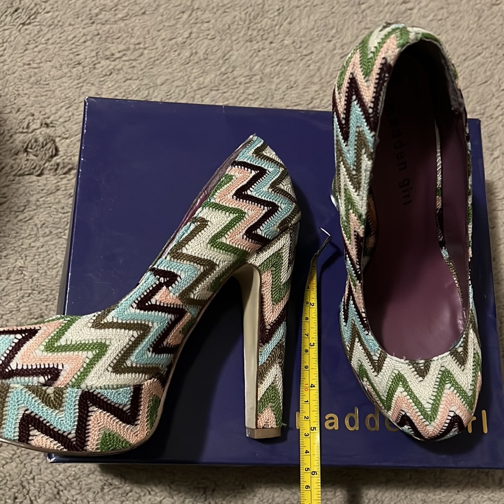 Multi Colored Zigzag Pattern Platform Pumps - image 2